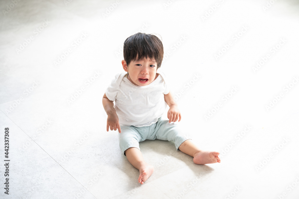 大号泣するアジア人(日本人)の赤ちゃんの俯瞰3　真ん中寄せ コピースペースあり