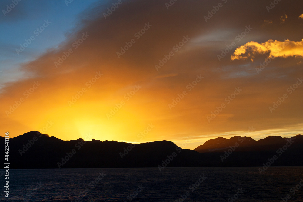 Naklejka premium Zuid-Georgië met ochtend licht; South Georgia with morning light