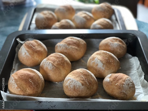 オーブンで焼き立ての丸いパン 