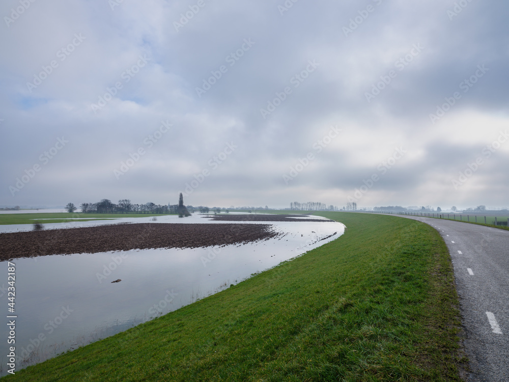 Rivier De Lek gezien vanaf de Lekbandijk bij Ravenswaaij Rivier De Lek gezien vanaf de Lekbandijk bij Ravenswaaij