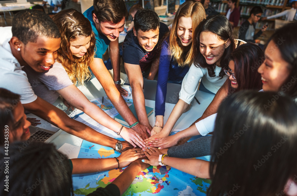 © Rawpixel.com - Students together as a team in class © Rawpixel.com - Students together as a team in class
