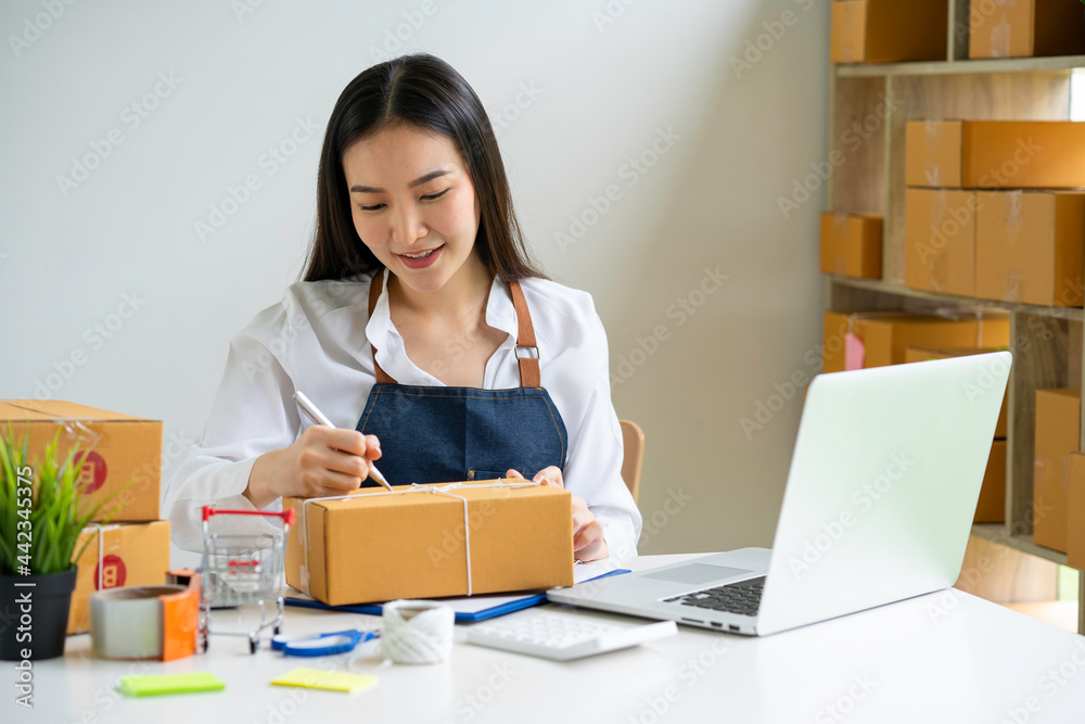Starting small businesses SME owners female entrepreneurs Write the address on receipt box and check online orders to prepare to pack the boxes, shopping online delivery, SME business ideas online. Starting small businesses SME owners female entrepreneurs Write the address on receipt box and check online orders to prepare to pack the boxes, shopping online delivery, SME business ideas online.