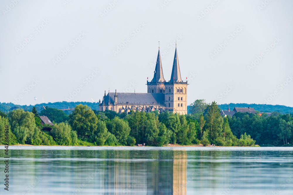 Blick über Xantener Nordsee auf St. Viktor Dom am linken Niederrhein (NRW)