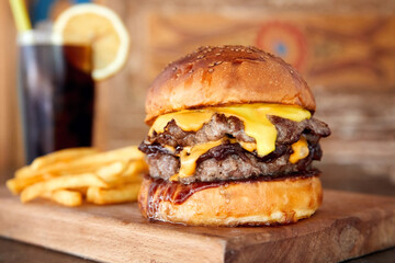 Papier peint photo Restaurant Cheeseburger maison frites et soda  © Cagkan