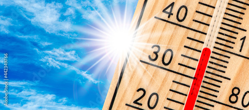 Hitze im Sommer mit hoher Temperatur und Wassermangel