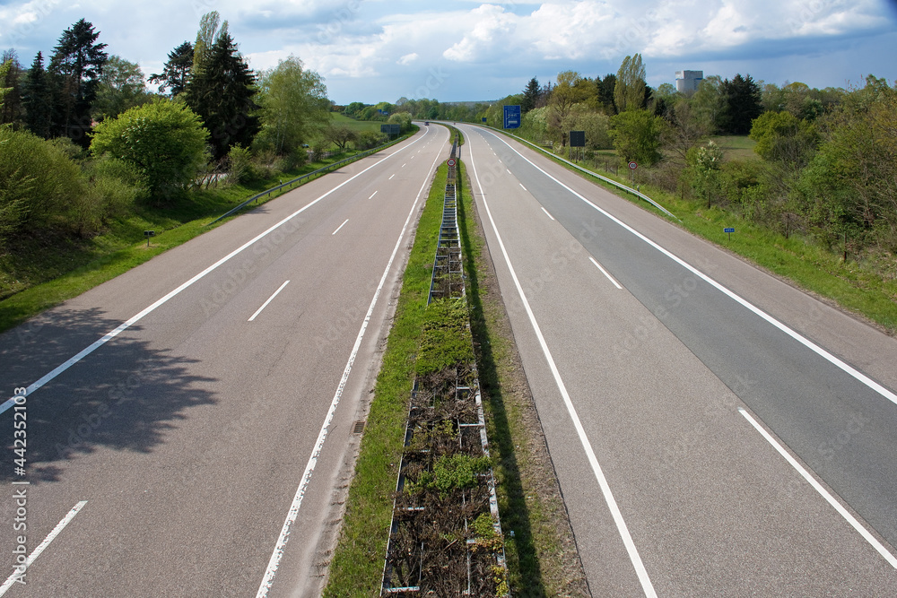 Leere Autobahn, A6 bie Saarbrücken, von einer Brücke