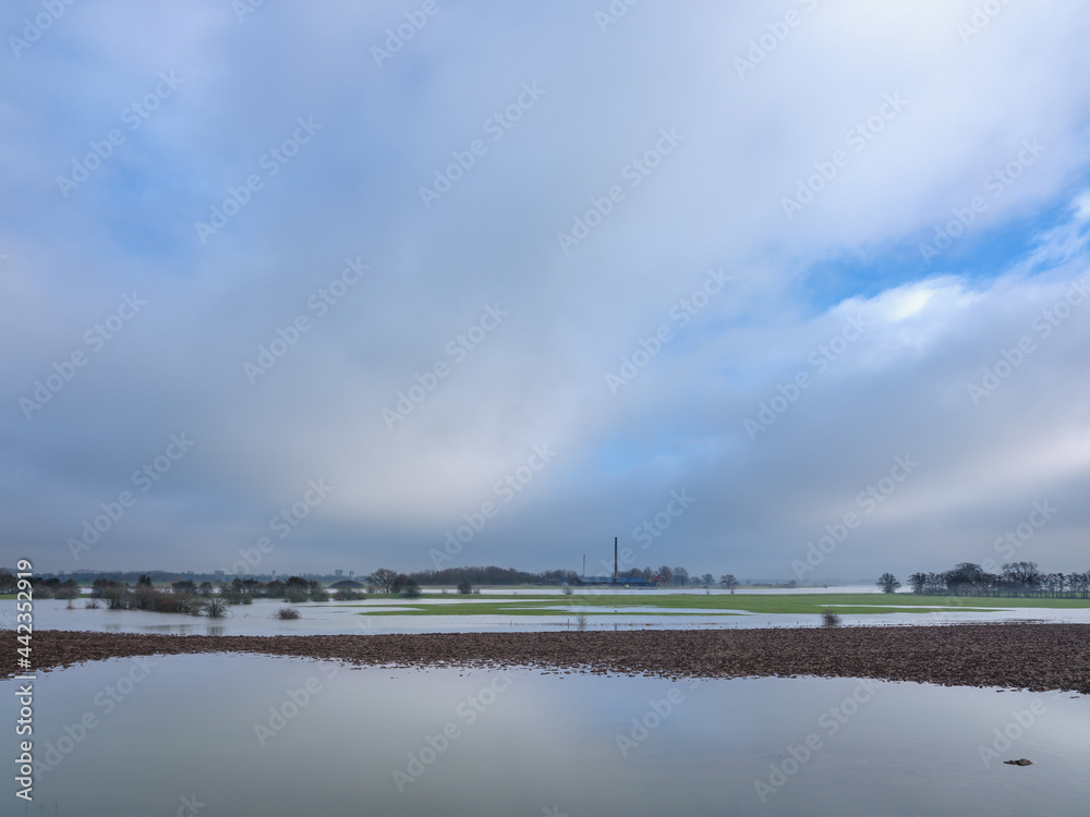 Rivier De Lek gezien vanaf de Lekbandijk bij Ravenswaaij in de verte de schoorsteen van Steenfabriek de Bosscherwaarden Rivier De Lek gezien vanaf de Lekbandijk bij Ravenswaaij in de verte de schoorsteen van Steenfabriek de Bosscherwaarden
