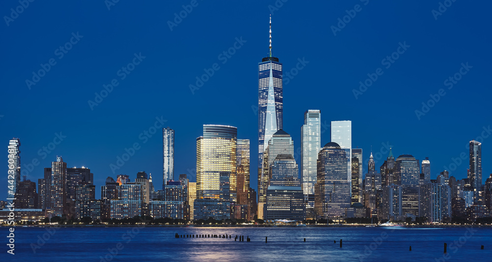 Obraz premium Manhattan skyline at the blue hour, New York City, USA.