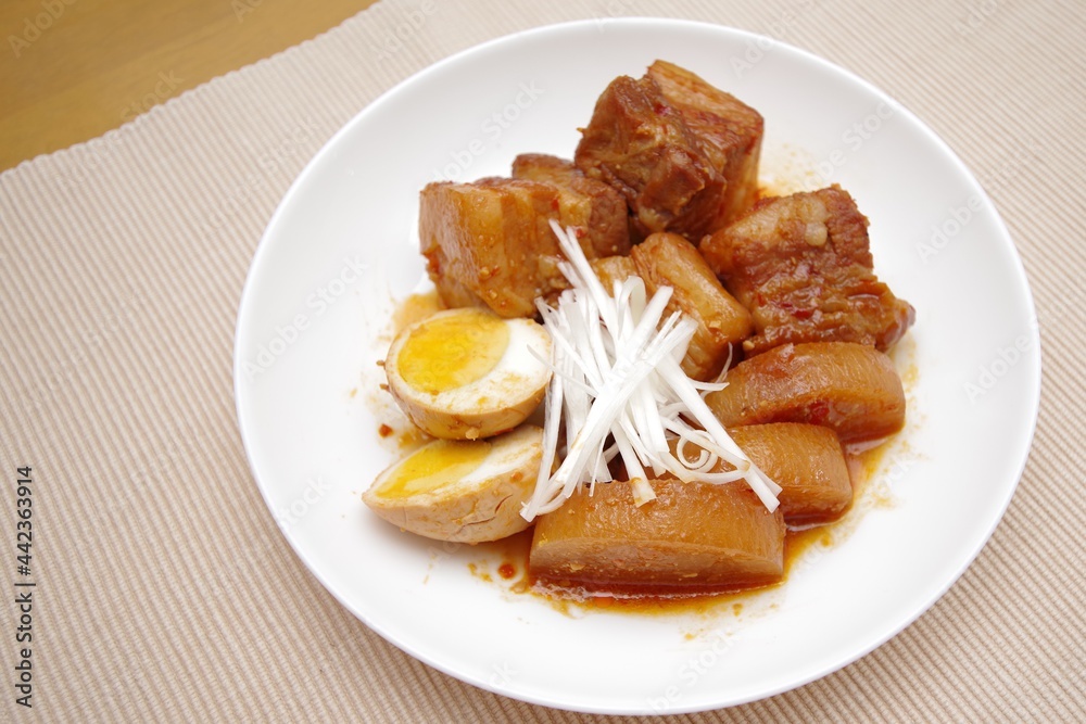 皿に盛った豚バラ肉の角煮 皿に盛った豚バラ肉の角煮
