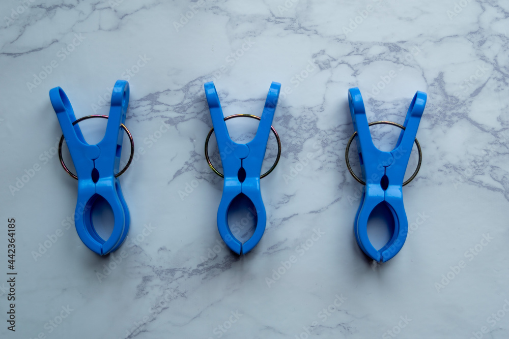 ブルーのプラスチック製の洗濯ばさみ Stock Photo Adobe Stock