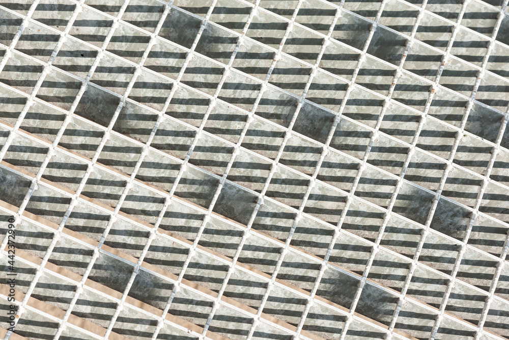 Rechtecke aus Metall mit Streifen und Flecken in der Diagonalen. Rechtecke aus Metall mit Streifen und Flecken in der Diagonalen.