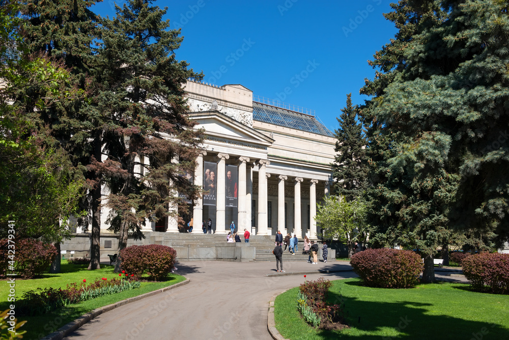  View of The Fine Arts museum named after Pushkin (Pushkin's Museum) in Moscow city center. People stay in queue to visit the museum. A popular touristic landmark.