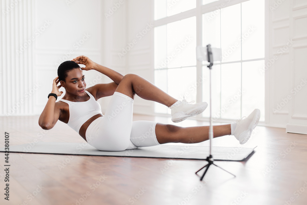 Obraz premium Black Woman Doing Twist Crunches Exercise On Camera