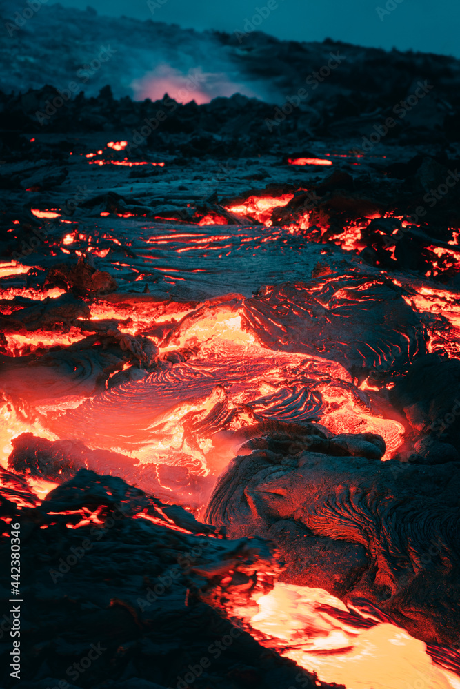 Atmospheric close-up view of flowing lava at volcano eruption site in Geldingadalir, Iceland — June 2021 - obrazy, fototapety, plakaty 