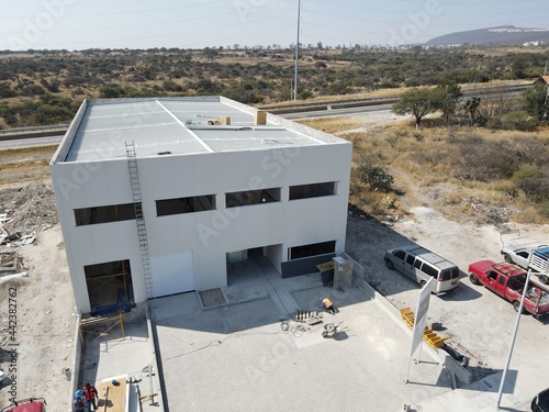 default, estructura metálica, albañiles trabajando vista aerea tomada por fotografo aereo, estructura blanca