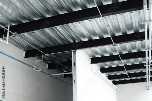 Canvastavla techo de lamina metalico con paredes de tabla roca