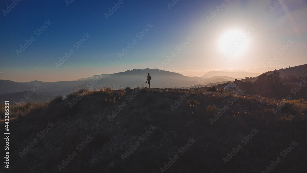 Naklejka premium atardecer con montañas de fondo