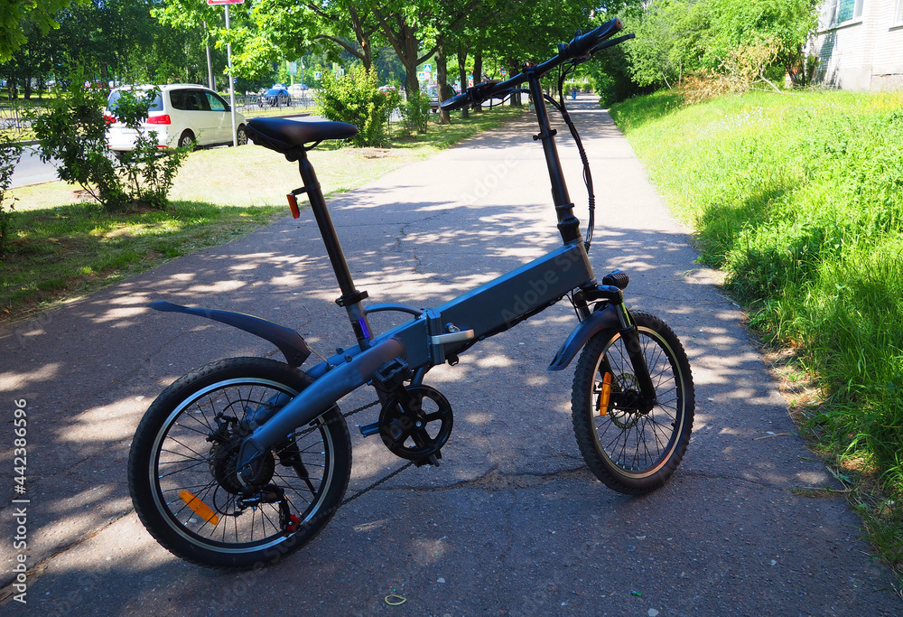 A bicycle for traveling in the city and in nature. 