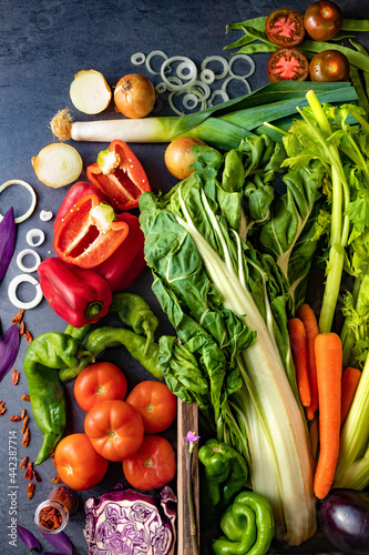 Fondo de comida vegetariana y concepto de recetas de cocina. Alimentos saludables. Colección de verduras y frutas sobre fondo negro de cemento o piedra. Vista superior