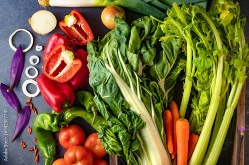Fondo de comida vegetariana y concepto de recetas de cocina. Alimentos saludables. Colección de verduras y frutas sobre fondo negro de cemento o piedra. Vista superior