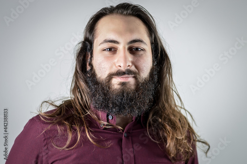 Foto portrait of a young middle eastern businessman with beard and long hair
