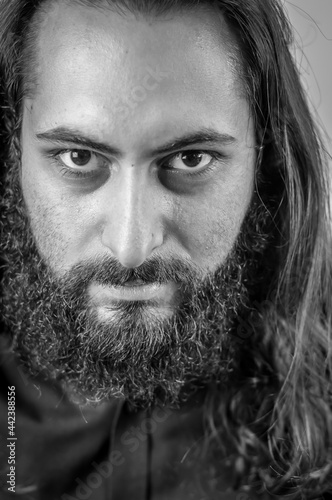 Foto black and white portrait of a young middle eastern businessman with beard and lo