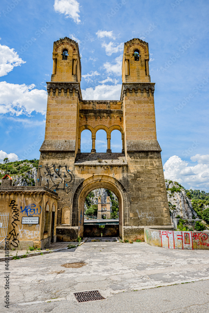 Fototapeta premium Ancien pont suspendu Mirabeau
