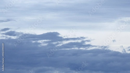 風に流れる広がった雲