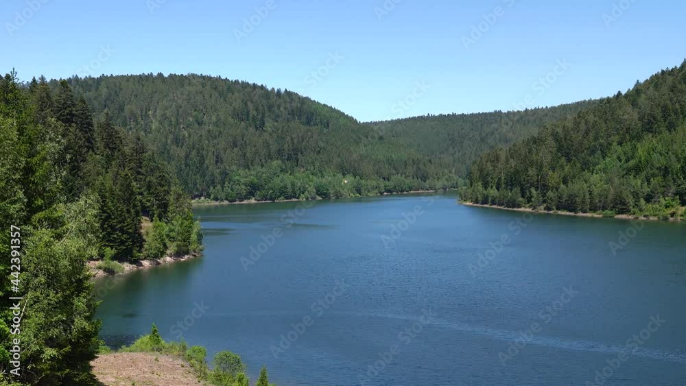 Blick von oben über einen See inmitten bewaldeter Berge - Talsperre Kleine Kinzig bei Alpirsbach, Schwarzwald, Deutschland vom Aussichtspunkt Westufer Blick von oben über einen See inmitten bewaldeter Berge - Talsperre Kleine Kinzig bei Alpirsbach, Schwarzwald, Deutschland vom Aussichtspunkt Westufer