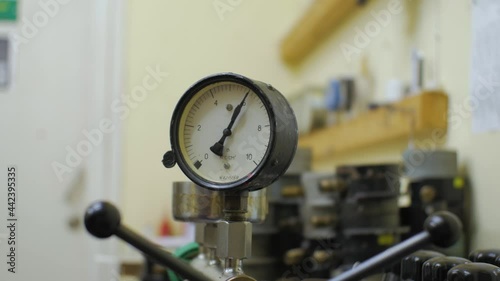 The needle of the manometer returns back
