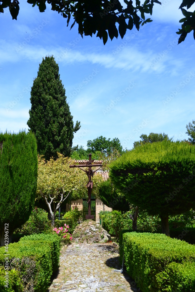 crucifisso nel giardino comunale di Chieti, Italy
