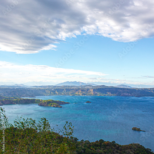 Lago de Ilopango y cerro de Guazapa