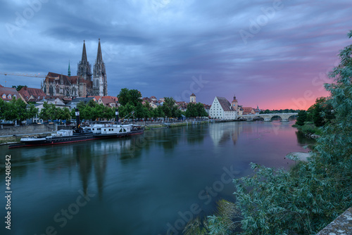 Regensburg am Abend bei Dämmerung mit Dom, steinerner Brücke und Donau
