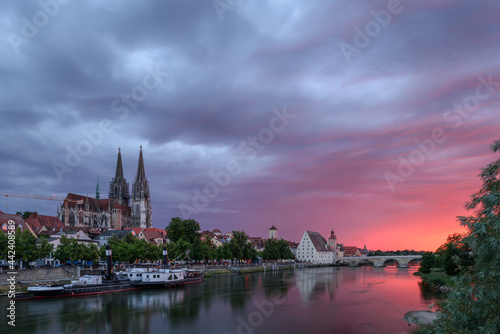 Regensburg am Abend bei D  mmerung mit Dom  steinerner Br  cke und Donau