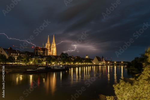 Gewitter über Regensburg am Abend mit Blitzen und Dome beleuchtet