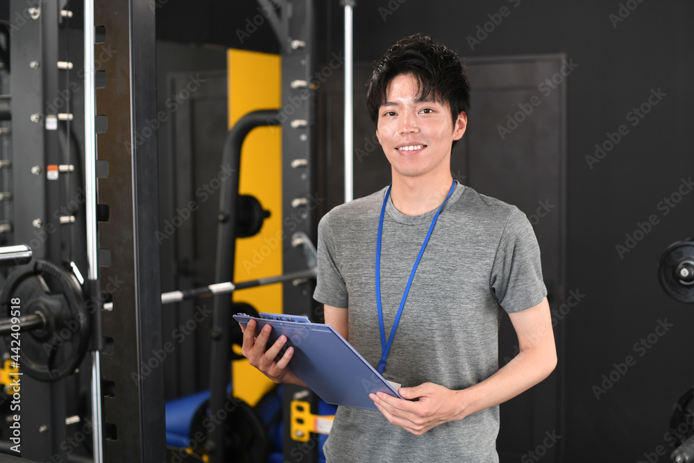 ジムのインストラクター(トレーナー)の若い男性 ジムのインストラクター(トレーナー)の若い男性