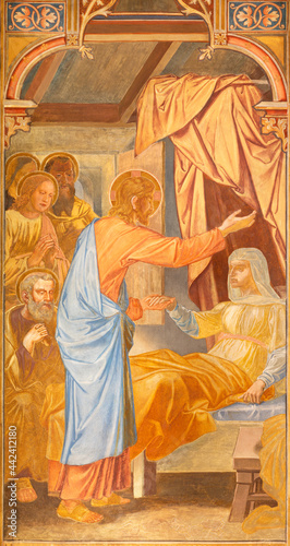 Fotografie VIENNA, AUSTIRA - JUNI 24, 2021: The fresco of The Raising of Jairus' Daughter in the Votivkirche church by brothers Carl and Franz Jobst (sc
