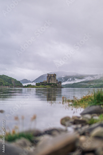 Burg in Schottland im Meer