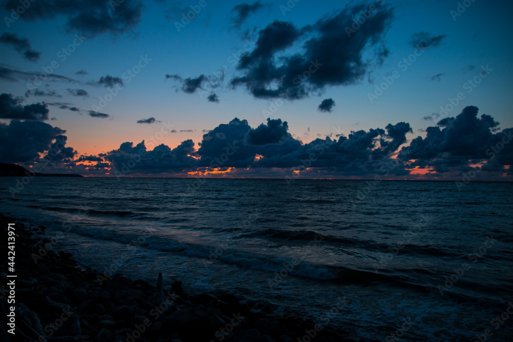 Obraz premium the sea at dusk a period with a beautiful sky