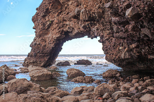 La caverna está bajo el acantilado y a la orilla de la playa