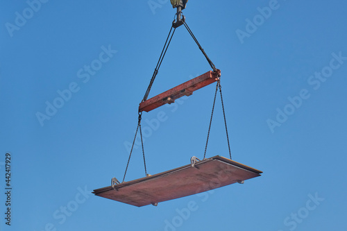 Ταπετσαρία Hot rolled steel plates picked up by the crane with spreader beam