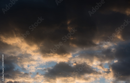 la bella atmosfera di un tramonto in montagna dove le nuvole si colorano di un'arancione intenso