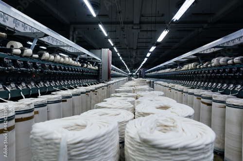 Large rolls of industrial cotton fabrics for the production of sewing textiles on machine tools