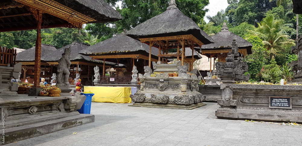 Le temple touristique de Taman Ayun au village Mengwi à Bali, avec sa culture et son architecture religieux et artisanale, anciennes civilisation forestière, un environnement ancien et luxuriant	