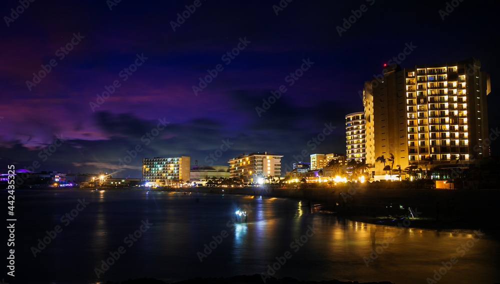 Obraz premium night view of the city Cancun