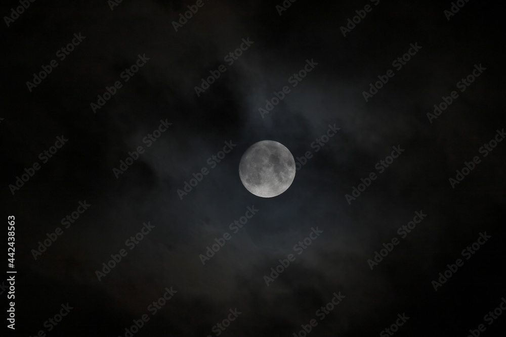 曇った夜空の月イメージ１
