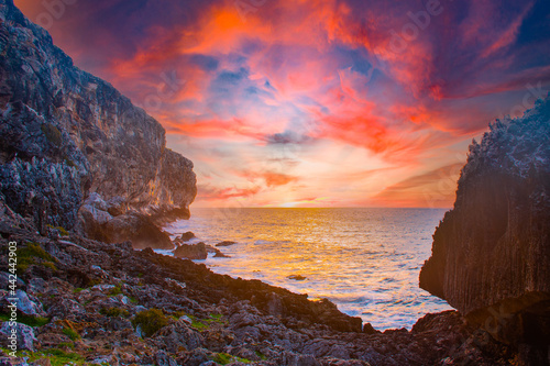 Papier peint sunrise captured at the bluff in Cayman Brac in the Cayman Islands