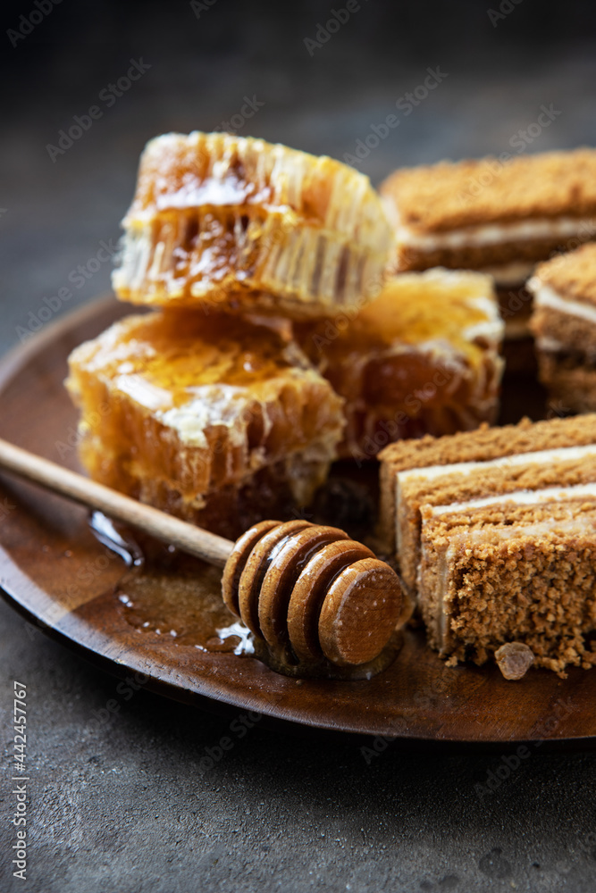 Russian sponge cake with honey (medovik) Russian sponge cake with honey (medovik)