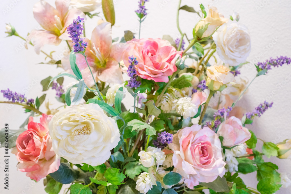 ロビーに飾られたアレンジフラワー。薔薇を中心として淡い色使いが心を癒してくれる ロビーに飾られたアレンジフラワー。薔薇を中心として淡い色使いが心を癒してくれる