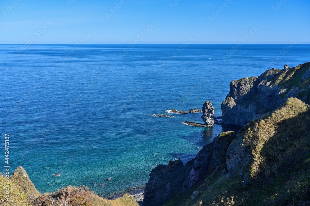 神威岬展望台から見た断崖絶壁と積丹ブルーに染まる日本海の情景＠積丹、北海道